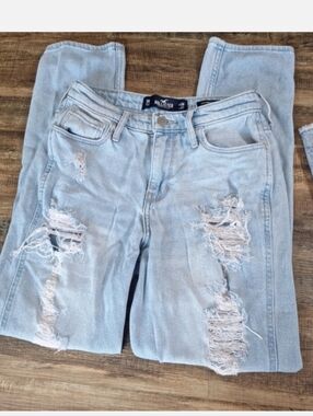 Hollister High Rise Distressed Mom Jean Size 26/3R